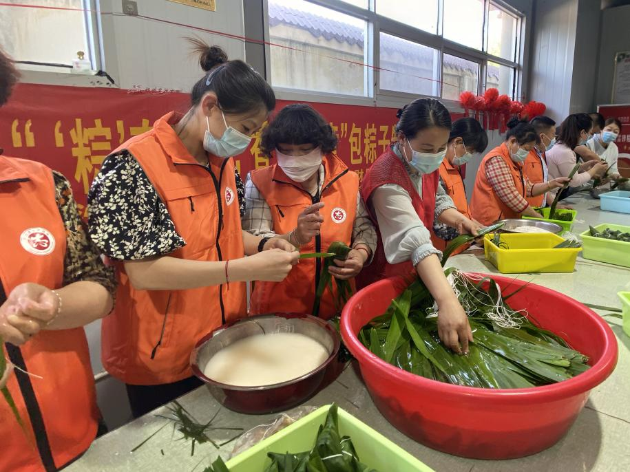 青口供電所黨支部聯(lián)合生產(chǎn)生活服務(wù)中心分會、黃沙坨社區(qū)，共同舉辦“悠悠艾草香 濃濃端午情”系列活動。.png